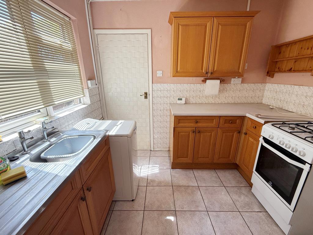 Lot: 91 - MID-TERRACE HOUSE FOR IMPROVEMENT - Kitchen